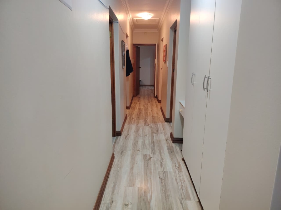 To Let 4 Bedroom Property for Rent in Loerie Park Western Cape